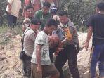 polsek-banjar-agung-saat-mengidentifikasi-mayat.jpg