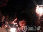 ribuan-orang-menyalakan-lilin-sambil-berdoa-bersama-untuk-angeline_20150613_194659.jpg