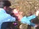 ritual-memandikan-anak-dengan-kotoran-sapi_20171205_145621.jpg