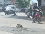 sebuah-gundukan-bekas-galian-pipa-pdam-di-jalan-cut-nyak-dien.jpg
