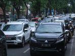 sejumlah-kendaraan-padat-merayap-di-jalan-teuku-umar.jpg
