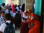selfie-dengan-orangtua_20160718_093126.jpg<pf>salaman-dengan-guru_20160718_093110.jpg<pf>mulai-belajar-di-kelas_20160718_093626.jpg