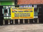 spanduk-misterius-terpasang-di-gerbang-SD-tuding-kepsek-selingkuh.jpg
