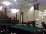 suasana-persidangan-teleconfrance-kasus-suap-lampura.jpg