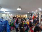 tak-peduli-physical-distancing-warga-bandar-lampung-padati-pusat-perbelanjaan.jpg