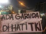 tenaga-kerja-indonesia-tki-turut-memberikan-dukungan-untuk-timnas_20170824_200856.jpg