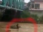 viral-3-bocah-melompat-ke-sungai-cidurian-bogor-yang-berarus-deras-sambil-bawa-ban-bekas.jpg