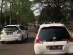 viral-pengendara-mobil-putih-halangi-laju-ambulans.jpg