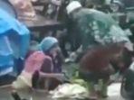 viral-pria-borong-dagangan-seorang-nenek-penjual-sayuran-di-tengah-guyuran-hujan.jpg