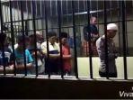 viral-video-perwira-polisi-jadi-imam-salat-berjamaah-di-dalam-ruang-tahanan.jpg
