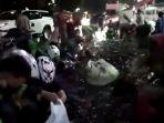 viral-video-ribuan-ikan-lele-berhamburan-di-pinggir-jalan-grand-alam-sutera-serpong.jpg
