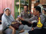 waka-polres-lampung-utara-kompol-yustam-dwi-heno-beri-bantuan.jpg