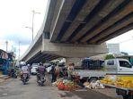warga-bandar-lampung-manfaatkan-kolong-flyover-tempat-berteduh.jpg