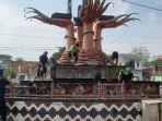 warga-binaan-lapas-gunung-sugih-bersihkan-tugu-tangan.jpg