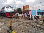 warga-bongkar-portal-pt-kai-nyatakan-tak-bertanggung-jawab-jika-terjadi-kecelakaan-kereta.jpg