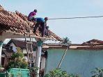 warga-gotong-royong-perbaiki-atap-rumah-yang-rusak-angin-puting-beliung.jpg