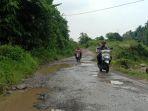 warga-keluhkan-jalan-utama-umbul-kunci-bandar-lampung-dibiarkan-rusak-bertahun-tahun.jpg