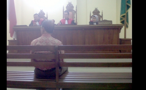 Aniaya Mahasiswa, Dosen UTB Dituntut 3 Bulan Penjara - IMG-20121023-00325.jpg