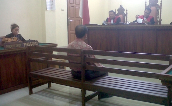 Aniaya Mahasiswa, Dosen UTB Dituntut 3 Bulan Penjara - IMG-20121023-00327.jpg