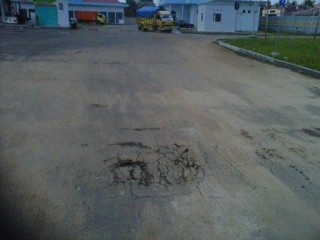 Aspal Terminal Gading Rejo Ambles di Dua Titik - IMG02568-20120326-1241.jpg