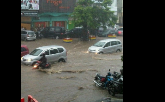 Banjir Rendam Jalan Kartini Sore Ini - Eni_J_Sihaloho.jpeg