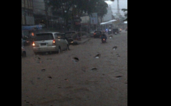 Banjir Rendam Jalan Kartini Sore Ini - banjir_kartini.jpg