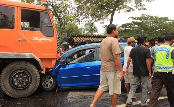 Foto-Foto Tabrakan Honda Jazz Vs Fuso di Lamteng, Dua Tewas - Laka_4.jpg