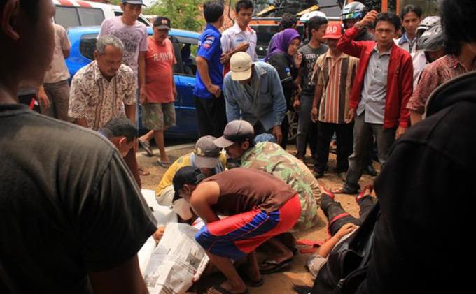 Foto-Foto Tabrakan Honda Jazz Vs Fuso di Lamteng, Dua Tewas - Laka_7.jpg