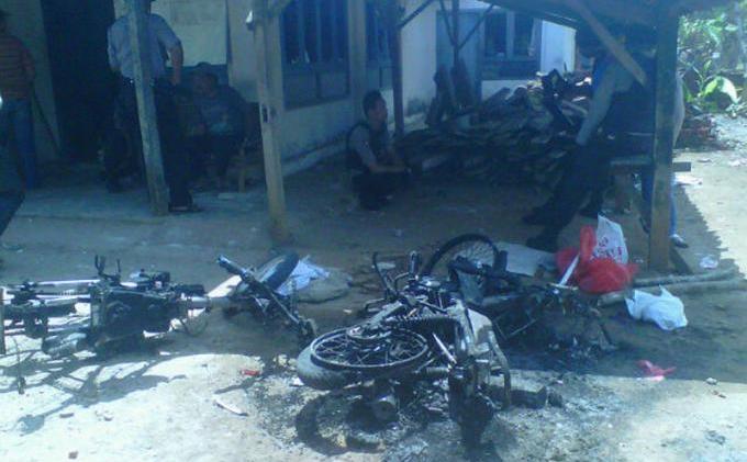 Foto-foto Rumah Warga di Kampung Sukajawa yang Dirusak - IMG03454-20131015-1312.jpg