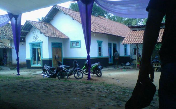 Foto-foto Rumah Warga di Kampung Sukajawa yang Dirusak - IMG03455-20131015-1430.jpg