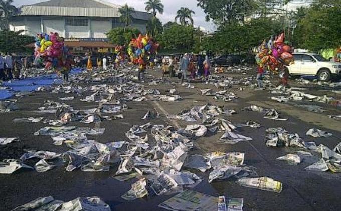 Lapangan Saburai Penuh dengan Sampah Koran - IMG-20130808-01670.jpg