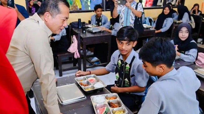 Pastikan Kualitas MBG, Gubernur Iqbal Berdialog Langsung dengan Siswa