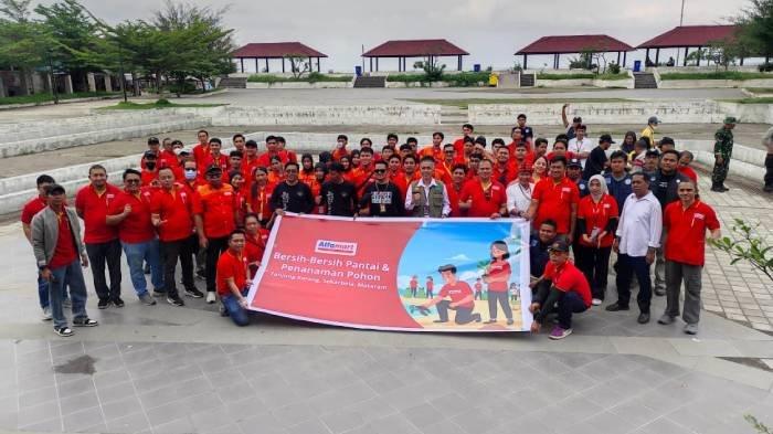Peduli Lingkungan, Alfamart Gelar Aksi Bersih Pantai dan Tanam Pohon di Pantai Loang Balok