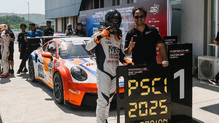 Resmi David Djaja Juarai Balapan Porsche Sprint Challenge Indonesia 2025 di Mandalika