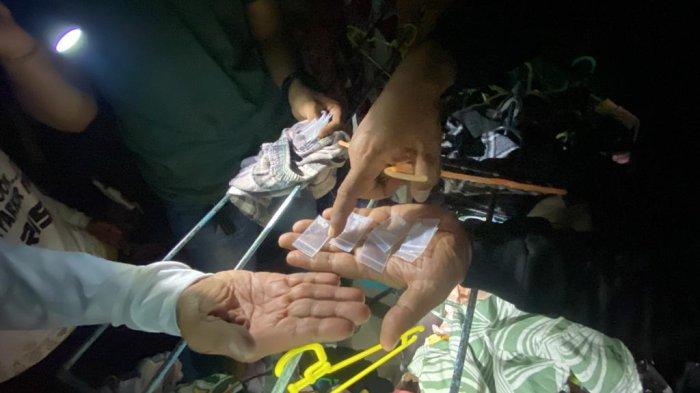 Seorang Ibu Rumah Tangga Sembunyikan Sabu di Pakaian Anak