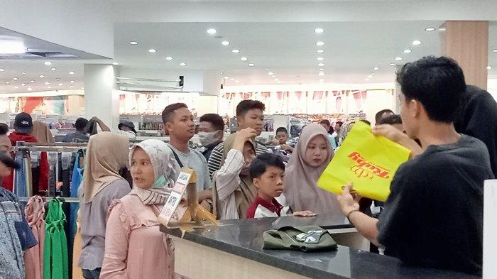 Lima Hari Jelang Lebaran, Warga di Lombok Timur Serbu Pusat Perbelanjaan