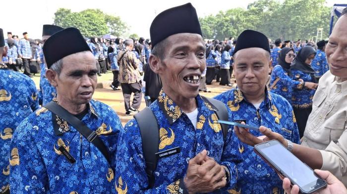 Cacang Hidayat, penjaga perpustakaan selama 25 tahun yang dilantik jadi PPPK Paruh Waktu Kabupaten Lebak, Senin (22/12/2025).