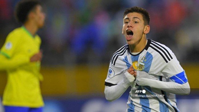 PEMAIN ARGENTINA (ARSIP 2023) - Claudio Echeverri dari Argentina merayakan gol kedua timnya pada pertandingan sepak bola babak final Kejuaraan U-17 Amerika Selatan antara Brasil dan Argentina di stadion Olimpico Atahualpa di Quito, pada 23 April 2023. Profil Timnas Argentina di Piala Dunia U17 2023, Diego Placente selaku pelatih memasang target tinggi.