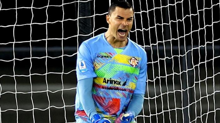 BERSELEBRASI - Luapan emosi kiper Timnas Indonesia, Emil Audero Mulyadi, saat pertandingan Hellas Verona vs Cremonese pada giornata 4 Serie A Liga Italia 2025/2026 di Marcantonio Bentegodi Stadium, Selasa (16/9/2025). Prediksi skor Pisa vs Cremonese di Liga Italia 2025/2026, Sabtu (8/11/2025) pukul 02.45 WIB di Stadion Arena Garibaldi-Romeo Anconetani. Emil Audero dan kolega diungukan tren negatif tim tuan rumah