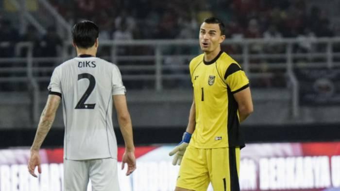 DAFTAR SKUAD - Penjaga gawang Timnas Indonesia, Emil Audero (tengah) berbicara dengan rekannya, Kevin Diks (kiri) saat bertanding melawan Lebanon dalam pertandingan FIFA Matchday di Stadion Gelora Bung Tomo, Surabaya pada Senin (8/9/2025) malam.