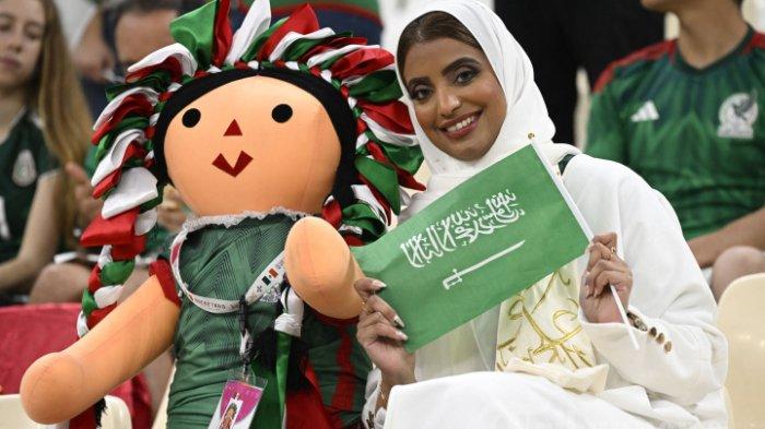 Seorang penggemar Arab Saudi menunggu di tribun menjelang pertandingan sepak bola Grup C Piala Dunia Qatar 2022 antara Arab Saudi dan Meksiko di Stadion Lusail di Lusail, utara Doha pada 30 November 2022.