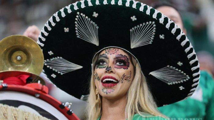 Seorang penggemar Meksiko mengenakan topi sombrero menunggu di tribun menjelang pertandingan sepak bola Grup C Piala Dunia Qatar 2022 antara Arab Saudi dan Meksiko di Stadion Lusail di Lusail, utara Doha pada 30 November 2022. Meksiko menang 2-1.