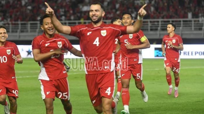 DOMINAN - Pemain Timnas Indonesia Jordi Amat (4) dan rekan satu tim melakukan selebrasi setelah mencetak gol pembuka pada laga melawan Chinese Taipei yang berlangsung di Stadion GBT Surabaya, Jumat (5/9/2025). Laga berakhir 6-0 untuk Indonesia.