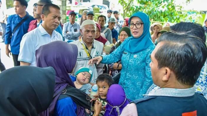 STUNTING - Gubernur NTB, Lalu Muhamad Iqbal meninjau Posyandu Dusun Lantan Duren di Desa Lantan, Batukliang Utara, Lombok Tengah untuk memastikan layanan kesehatan ibu dan anak serta penanganan stunting berjalan optimal.