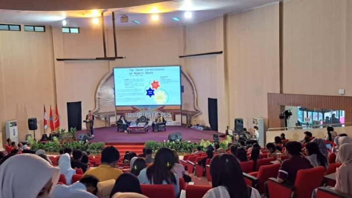 Hakim MK Jadi Pembicara di Seminar Nasional Lawfare Fakultas Hukum Unram