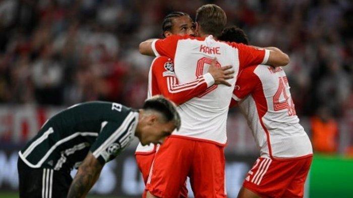 Gelandang Bayern Muenchen, Leroy Sane bersukaria  bersama Harry Kane dan Jamal Musiala dalam matchday perdana penyisihan Grup A Liga Champions yang mempertemukan Bayern vs Man United di Stadion Allianz Arena pada 20 September 2023.