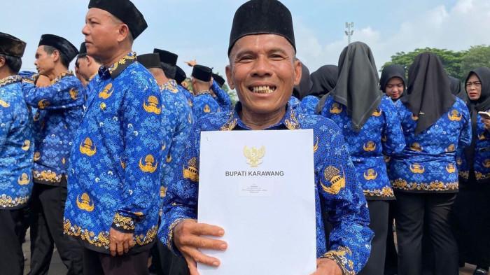 Hendri (54) saat pelantikan Pegawai Pemerintah dengan Perjanjian Kerja (PPPK) Paruh Waktu di Lapangan Karangpawitan, Selasa (23/12/2025) pagi.