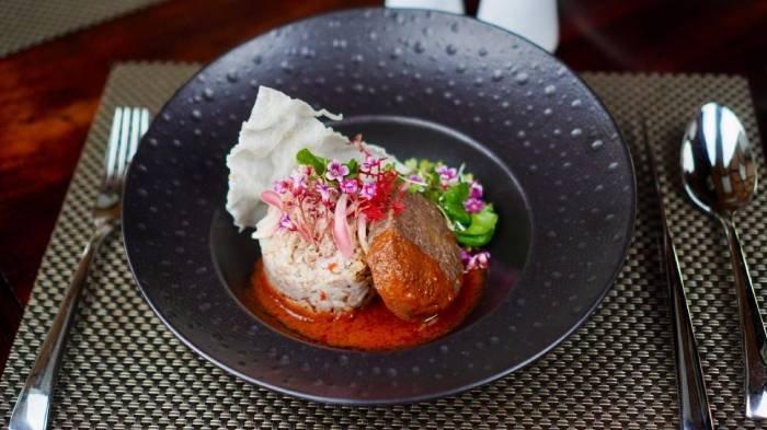 PENGHARGAAN - Hidangan di Aruna Senggigi, Sego Megono Steak Maranggi.