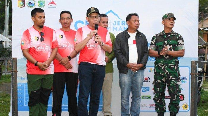 EVENT LARI - Wakil Bupati Lombok Timur Edwin Hadiwijaya saat melepas peserta Event Country Cross di Jeruk Manis pada Minggu (16/11/2025).