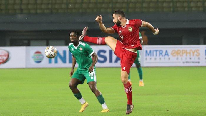 Pemain belakang Indonesia, Jordi Amat (kanan) berduel dengan pemain Burundi pada laga persahabatan di Stadion  Patriot Candrabhaga, Bekasi, Jawa Barat,  Sabtu (25/3/2023) malam. Indonesia menang 3-1.